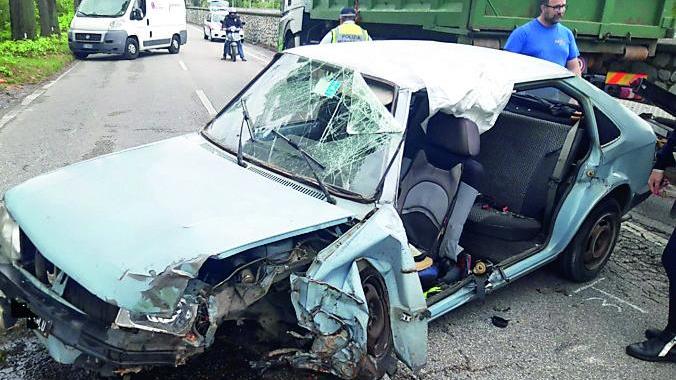 Camaiore, anziano si schianta contro un albero: illeso nell'auto distrutta