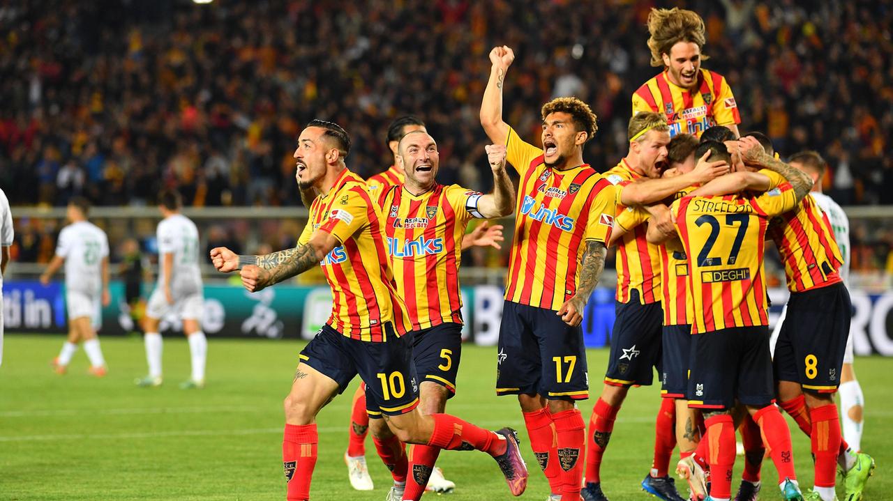 L'esultanza dei giocatori del Lecce: i salentini promossi in Serie A con la Cremonese (Foto Giovanni Evangelista/LaPresse)