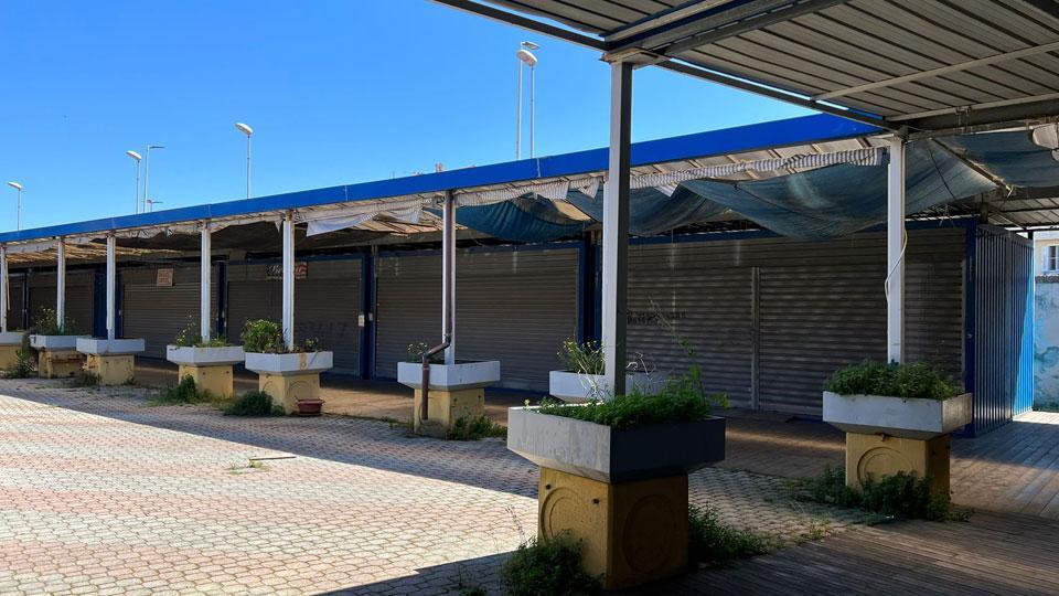 Saracinesche giù e degrado alla stazione marittima, casa del mercatino dal 2009