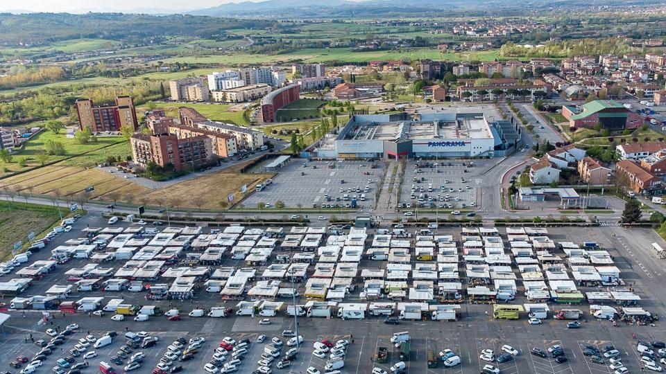 Una veduta del mercato a Pontedera