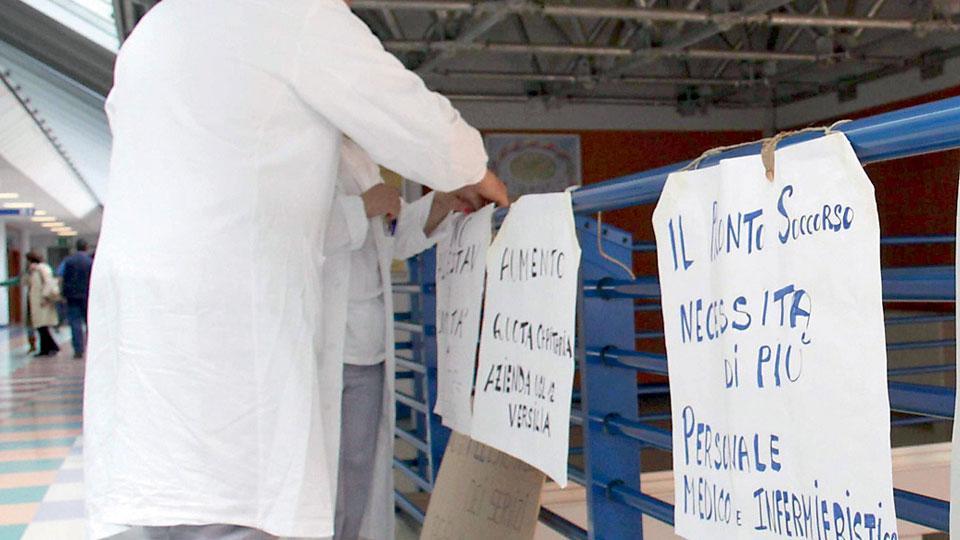 Una protesta in ospedale per chiedere assunzioni di personale foto d’archivio