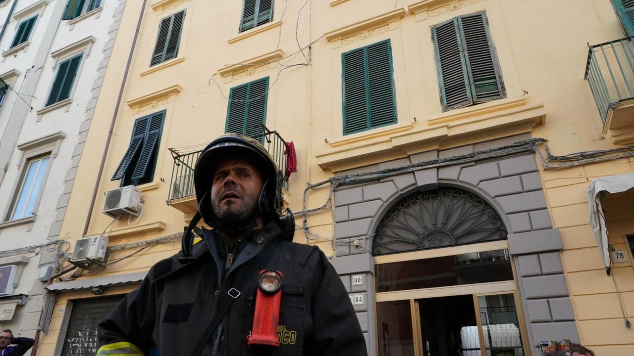 Livorno, paura in centro: un incendio distrugge un appartamento in via Garibaldi - Video