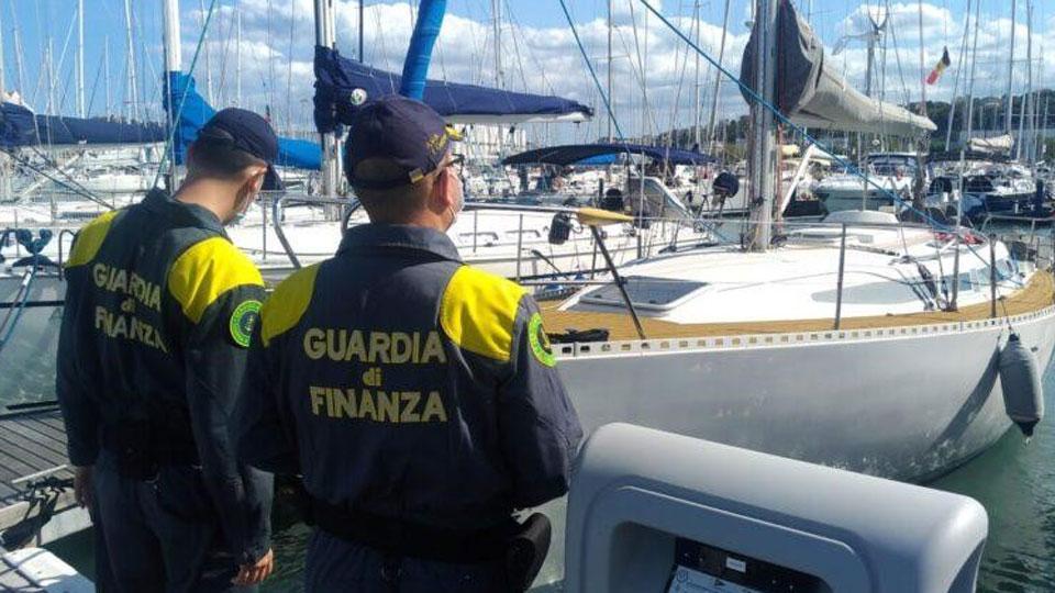 Due finanzieri durante un sopralluogo in un porto (foto d’archivio)
