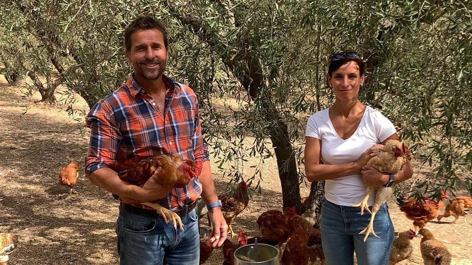 Alberto Bonardi, 48 anni. A destra in alto con la moglie e socia Alessandra Piaggio. Sotto uno dei pollai