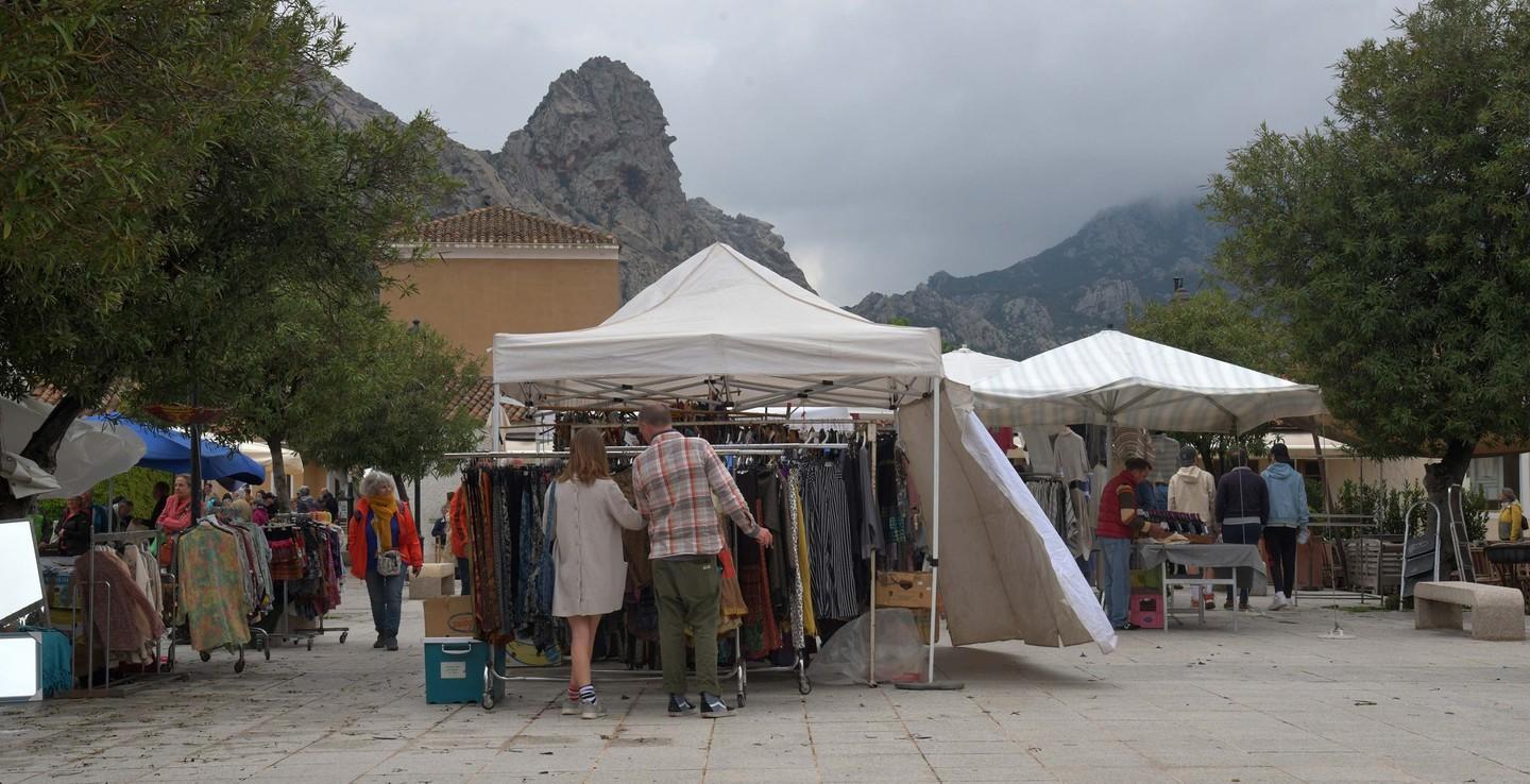 Mercatino di San Pantaleo, niente serrata: «Ci penseranno i giudici» 