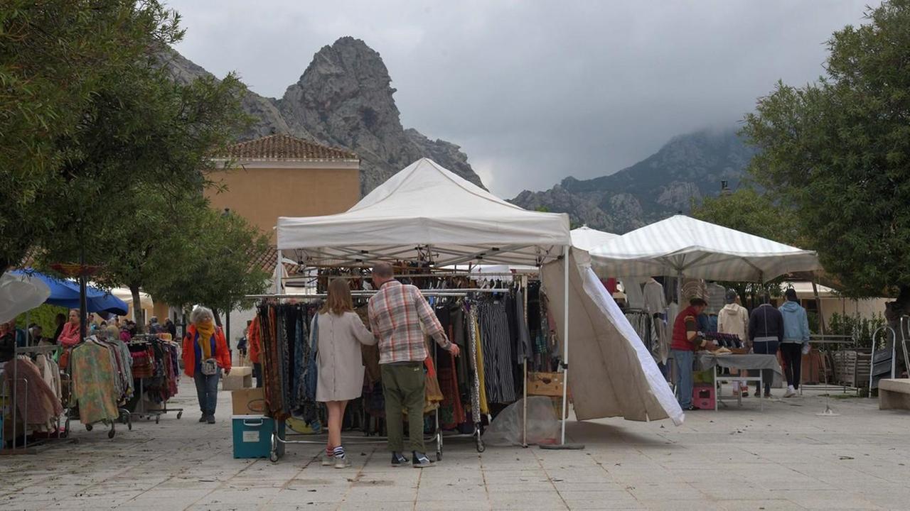 Mercatino di San Pantaleo, niente serrata: «Ci penseranno i giudici»