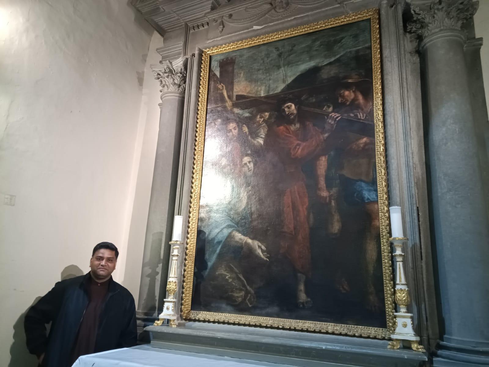 Il parroco Manoj Braganza accanto al quadro restaurato