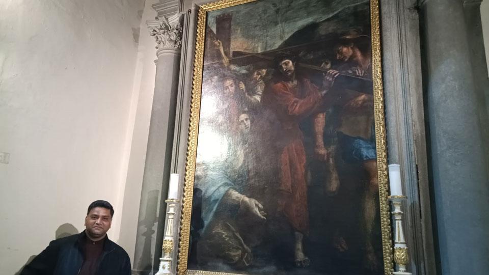 Il parroco Manoj Braganza con il quadro di Ottavio Vannini restaurato nella chiesa di Santa Maria a Ripa