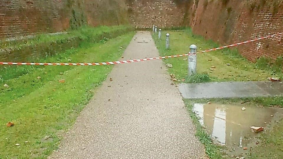 Il camminamento off limits e a terra i detriti precipitati dal Cassero