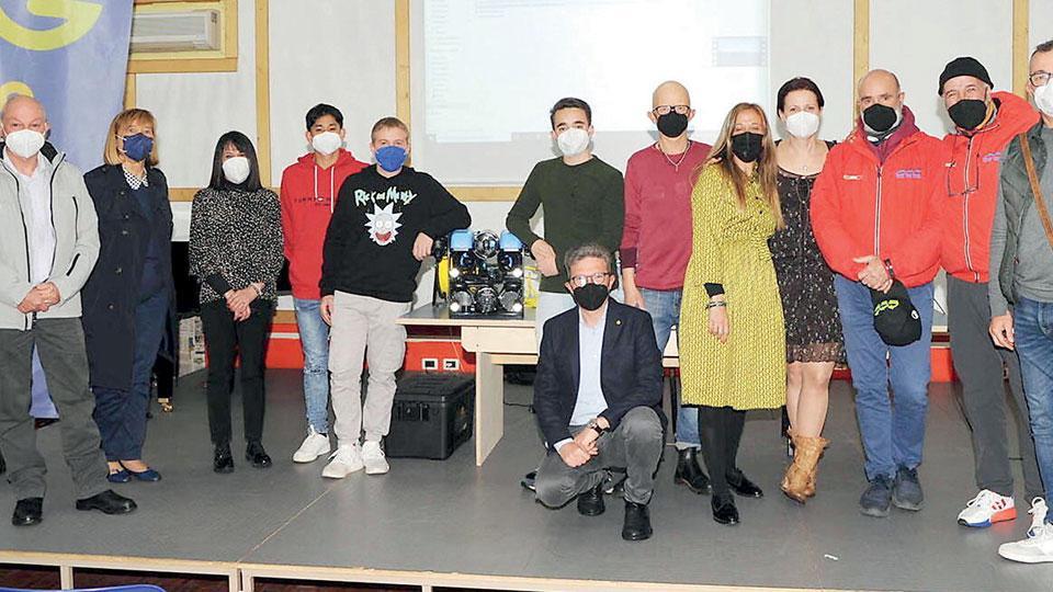 Presentazione al Centro giovani del documentario sulla costruzione del robot sottomarino realizzato da studenti Isis “Carducci Volta Pacinotti” per portare un’opera d’arte all’interno del piroscafo Sgarallino a 70 metri di profondità, al largo della baia di Nisporto. In alto – dal documentario- Pietro Chionsini e il robot sottomarino che scende verso il relitto con la rosa (foto servizio Paolo Barlettani)