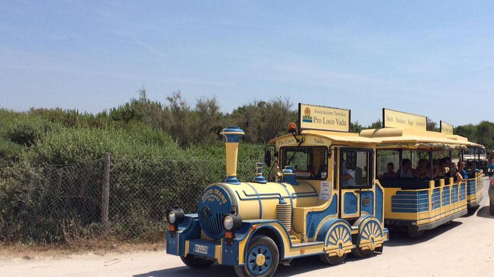 Trenino turistico che collega Vada e la Mazzanta dalle spiagge