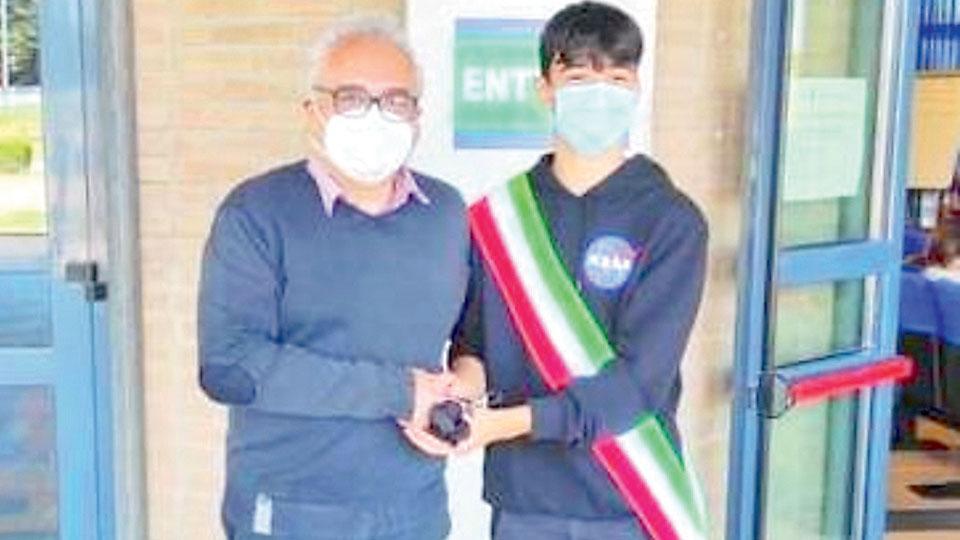 l sindaco Daniele Donati con il sindaco dei ragazzi Carlo Bertolini