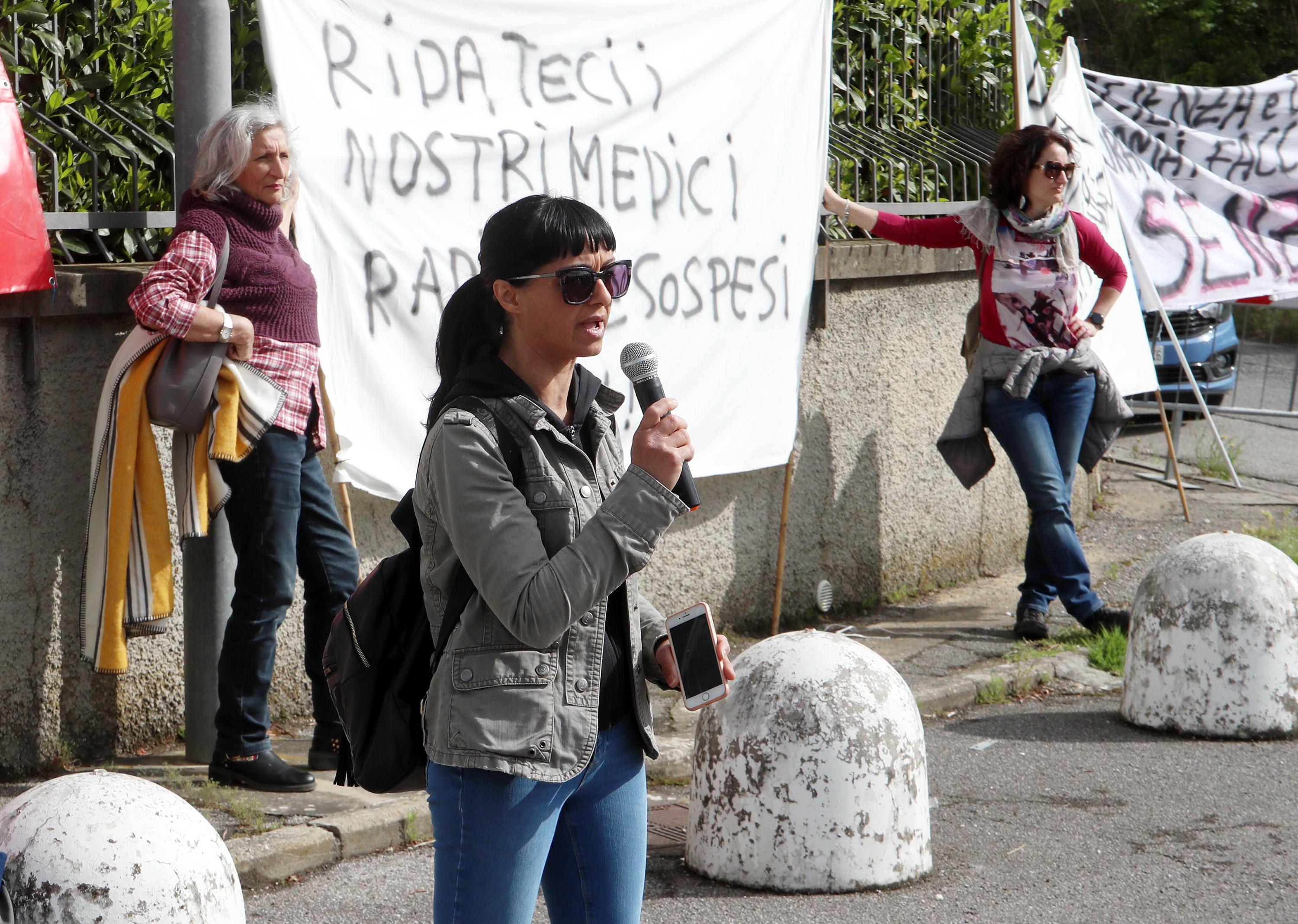 Protesta no vax a Pistoia al convegno dell'Ordine dei medici