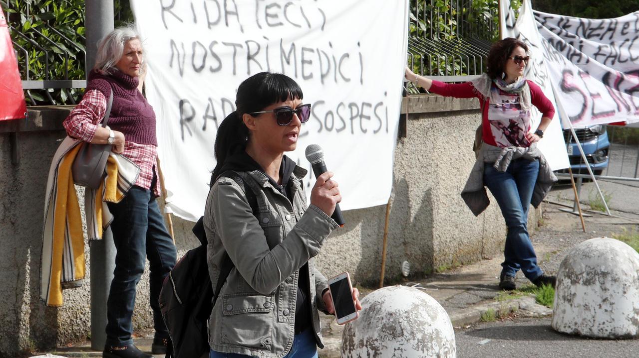 Protesta no vax a Pistoia al convegno dell'Ordine dei medici