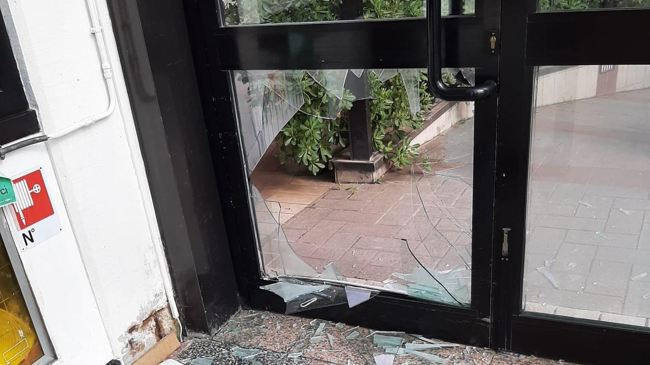 I danni dei ladri alla Casa del popolo di San Bartolo a Cintoia (Foto: pagina Fb Arci Firenze)