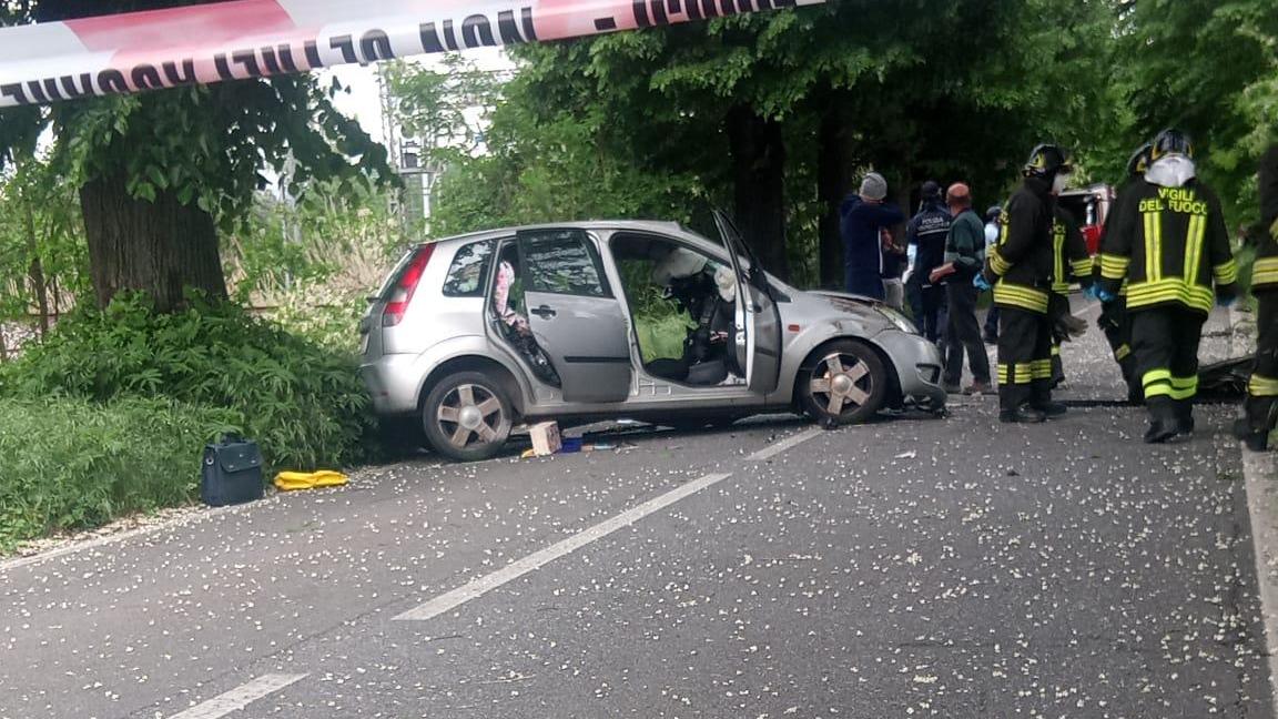 Sbanda e finisce contro un albero: morta una 61enne di Lucca