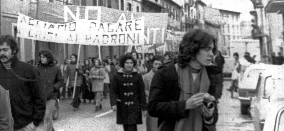 ranco Serantini (in secondo piano al centro della foto, con il montgomery allacciato) durante la manifestazione del 5 maggio 1972