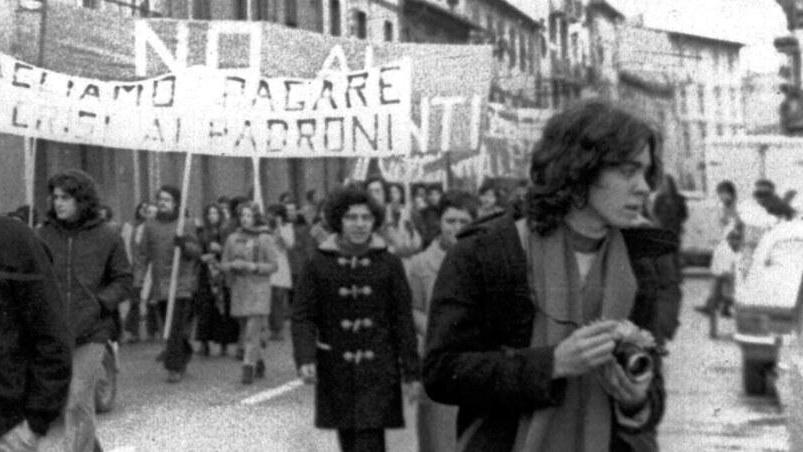 ranco Serantini (in secondo piano al centro della foto, con il montgomery allacciato) durante la manifestazione del 5 maggio 1972
