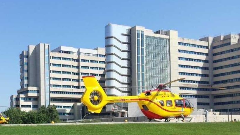 Perde il controllo dell'auto e sbatte su un muretto: conducente grave, ferito anche il figlio