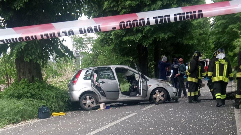 La Ford Fiesta di Natalia Lambri dopo l’incidente e, a destra, i soccorritori sul luogo dello schianto mortale