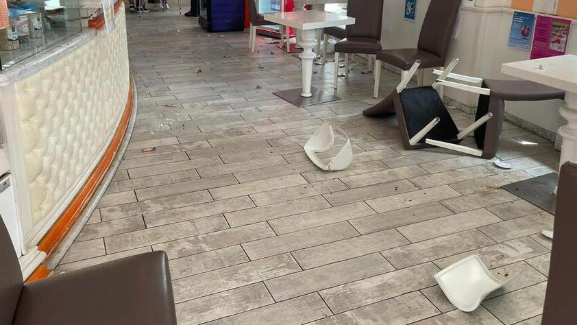 L’interno del locale dopo la lite