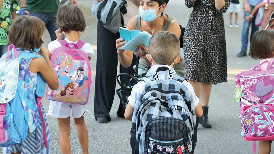 I bambini della scuola primaria Marco Polo all’ingresso