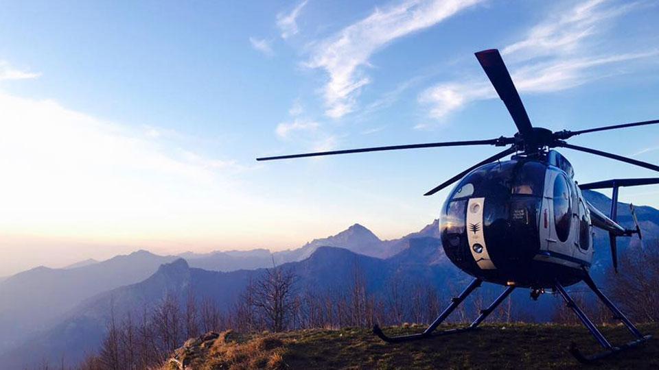 Un elicottero al Rifugio Forte dei Marmi sulle Apuane