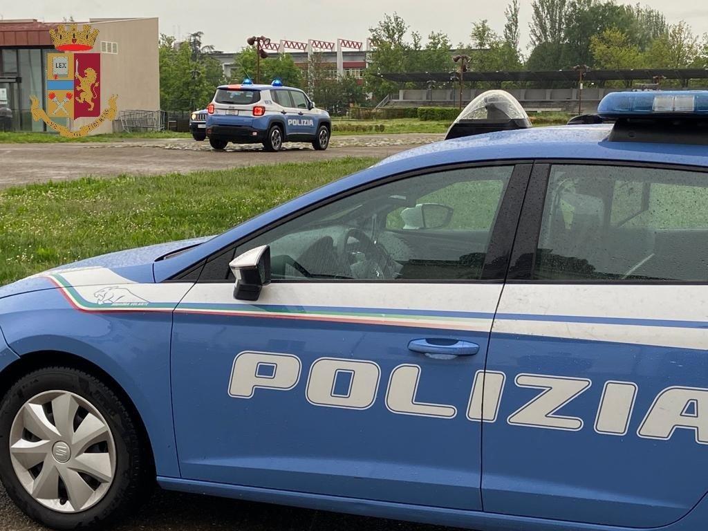 Modena, controlli della polizia nelle zone "a rischio": sorpreso ladro in un bar in via Emilia Centro