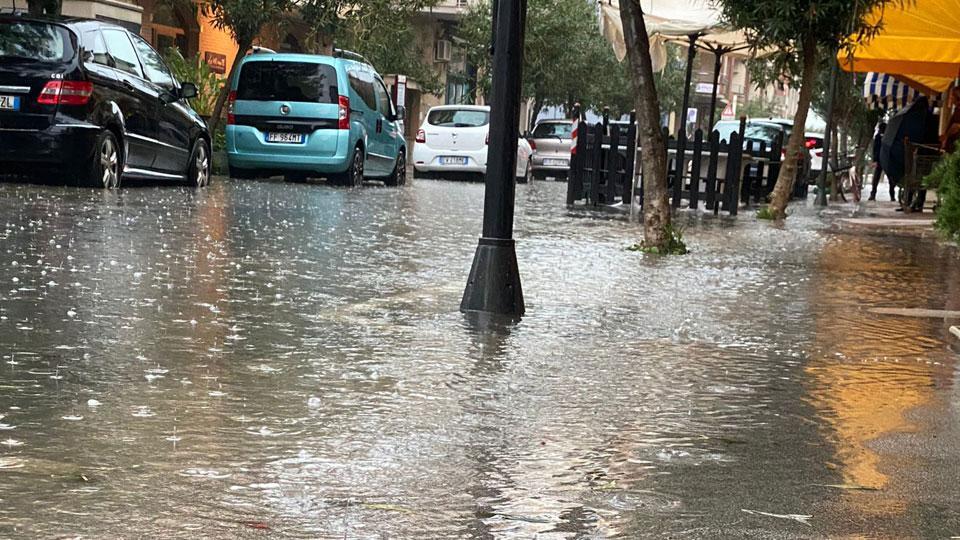 Marina di Grosseto, mezz’ora di pioggia e le strade si allagano. Scoli ostruiti, la rabbia dei commercianti 