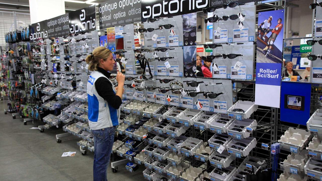 Un'impiegata di Decathlon nel negozio (foto d'archivio)