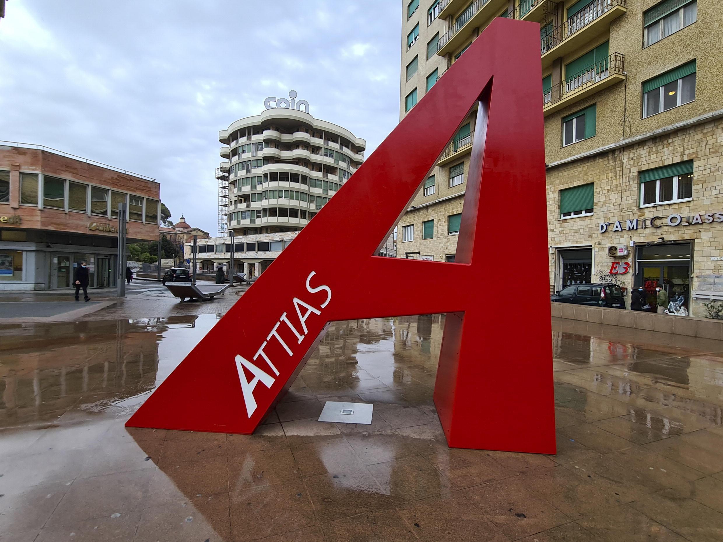 Una veduta di piazza Attias (foto d'archivio)