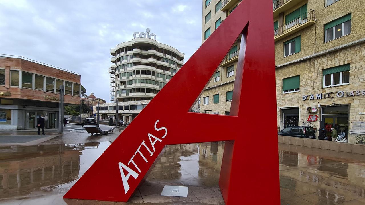 Una veduta di piazza Attias (foto d'archivio)