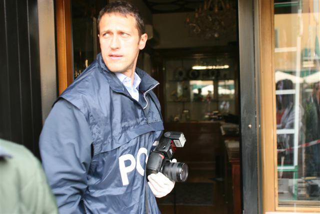 Un agente della polizia scientifica al lavoro (foto d'archivio)