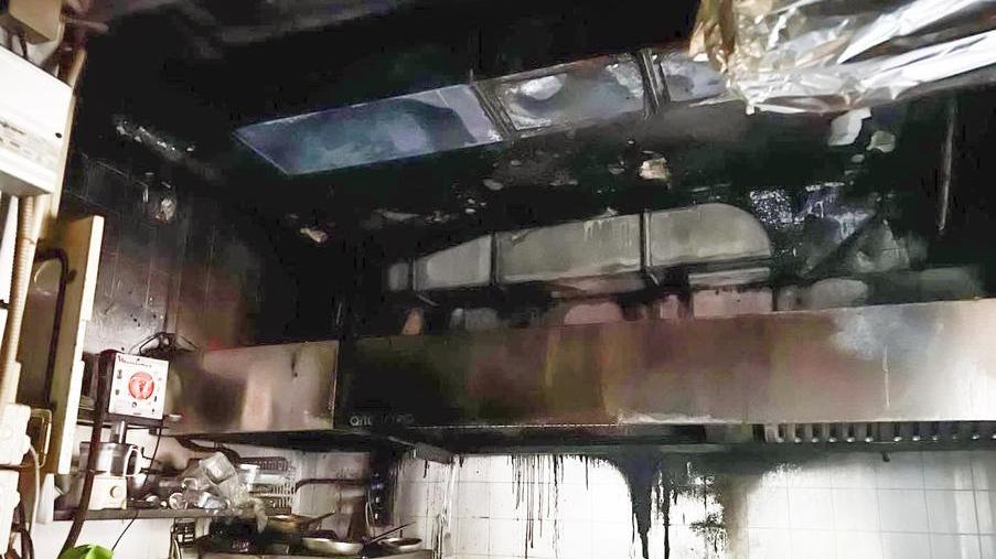 Carpi, a fuoco la cucina del ristorante Carducci, evacuati i residenti del palazzo, gravi danni