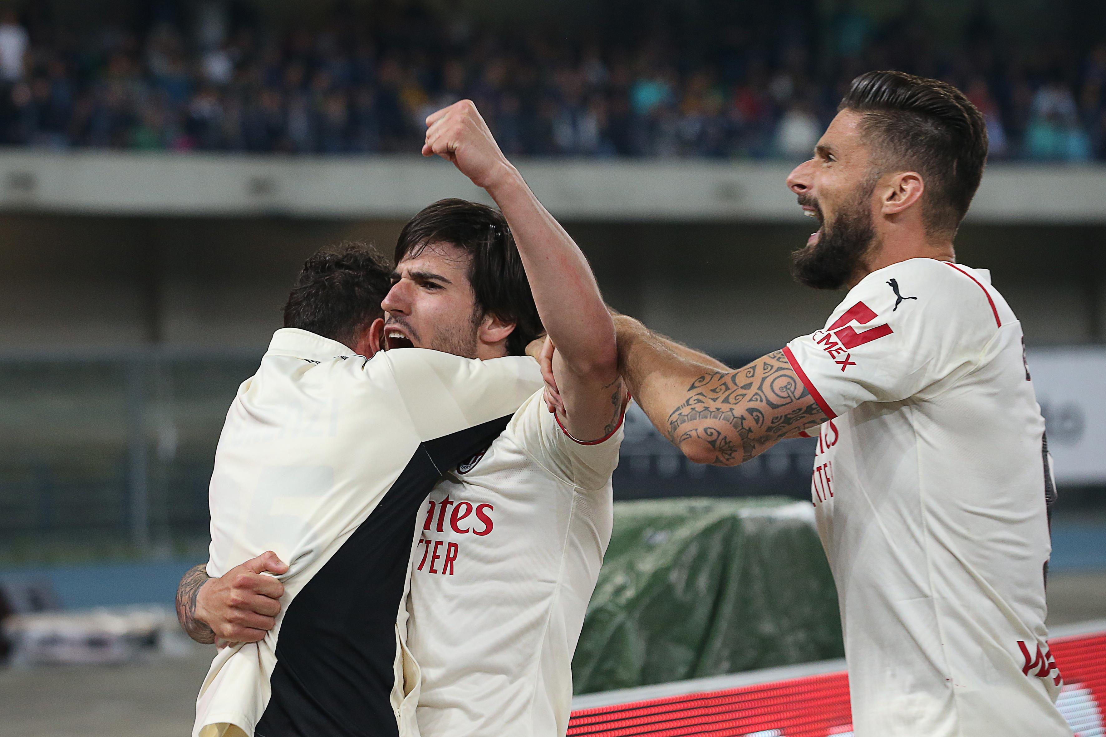 L'esultanza di Sandro Tonali: il centrocampista del Milan ha realizzato una doppietta trascinando i rossoneri alla vittoria in casa del Verona