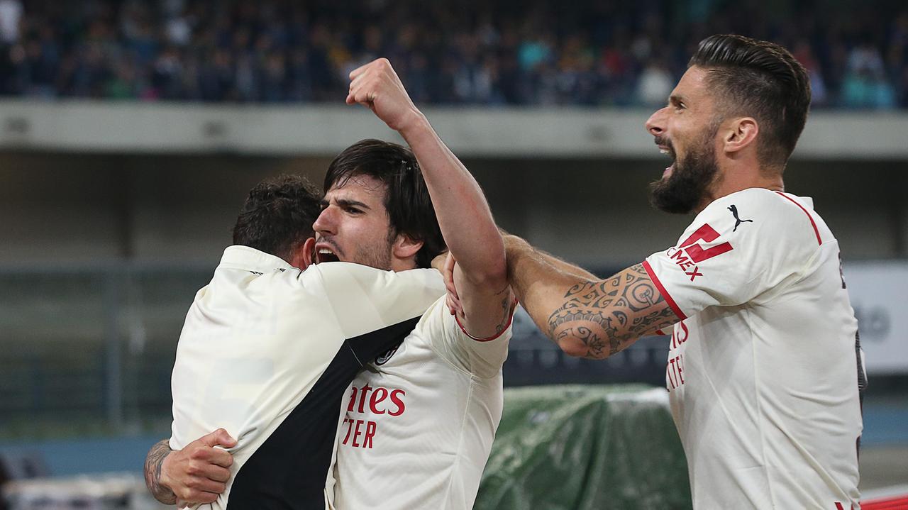 L'esultanza di Sandro Tonali: il centrocampista del Milan ha realizzato una doppietta trascinando i rossoneri alla vittoria in casa del Verona