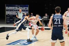 Andrea Cinciarini, leader biancorosso, in azione contro la Fortitudo