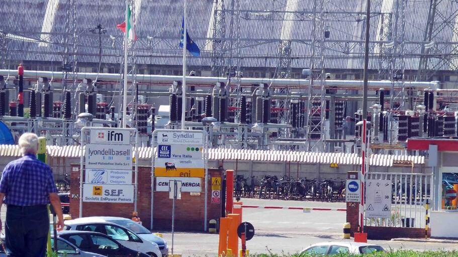 Ferrara. Chimica tra petrolio russo e Palazzo Chigi: le mosse per un futuro nel dopo-cracking. Oggi lo sciopero