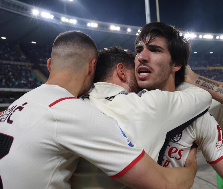 Tonali festeggiato dai compagni dopo il gol del raddoppio che vale il blitz a Verona