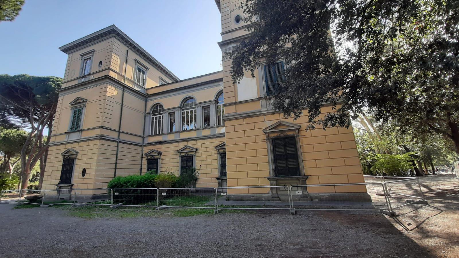 Villa Fabbricotti tutta transennata
