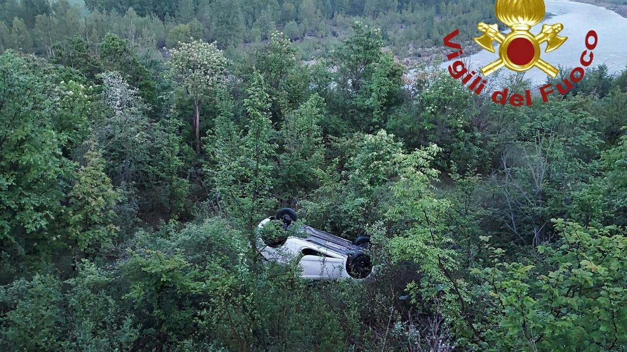 Ponte Samone, auto fuori strada sulla Fondovalle giù per la scarpata. Illesi i tre occupanti, tra cui una bambina