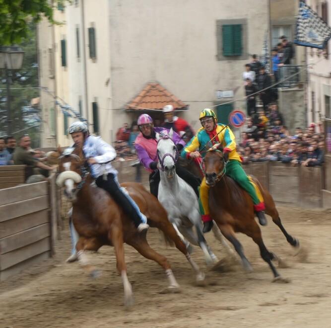 La contrada delle Storte in testa al Palio straordinario di Sant'Isidoro a Castel del Piano (foto Enzo Russo)