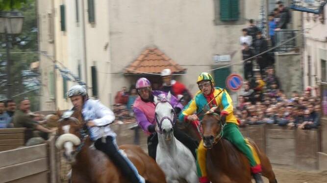 La contrada delle Storte in testa al Palio straordinario di Sant'Isidoro a Castel del Piano (foto Enzo Russo)