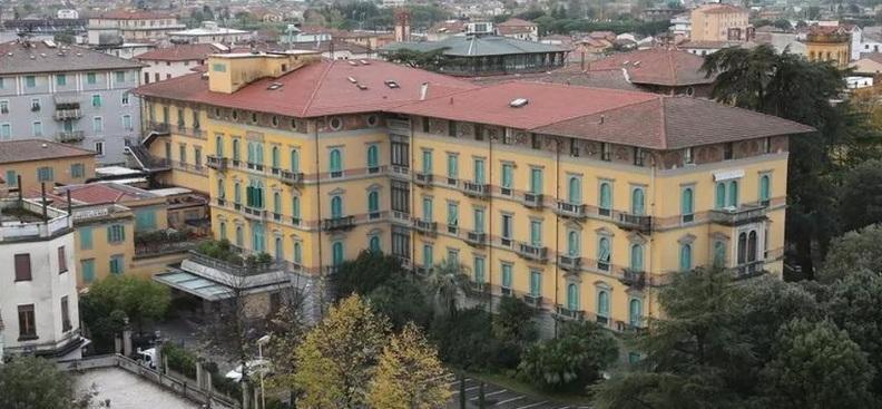 Una veduta dall’alto del Grand Hotel & La Pace nel centro di Montecatini