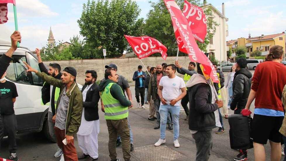 La manifestazione di ieri pomeriggio davanti alla Ruentex di San Giorgio a Colonica