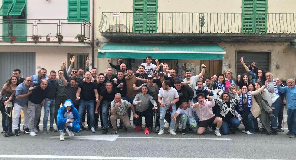 La festa a Selvatelle per la promozione in Prima categoria: giocatori, dirigenti e abitanti del paese di fronte al bar Olimpico del presidente Paolo Baldini Orlandini brindano e gioiscono per un traguardo storico