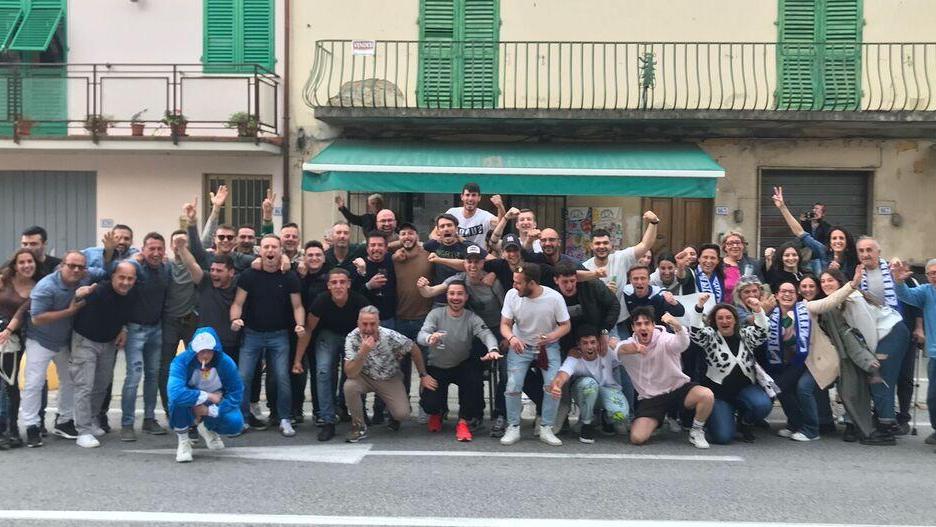 La festa a Selvatelle per la promozione in Prima categoria: giocatori, dirigenti e abitanti del paese di fronte al bar Olimpico del presidente Paolo Baldini Orlandini brindano e gioiscono per un traguardo storico