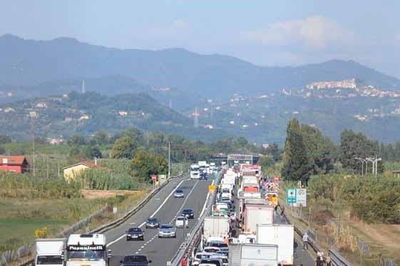 Code in autostrada (foto d'archivio)