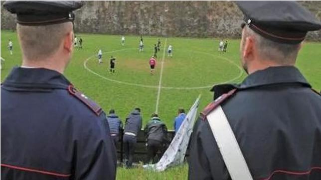 Carabinieri a un campo sportivo durante una partita di calcio (FOTO D’ARCHIVIO)