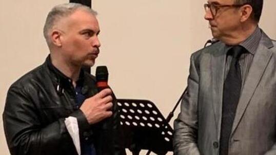 La consegna del premio a Giuseppe Zucco (a sinistra)